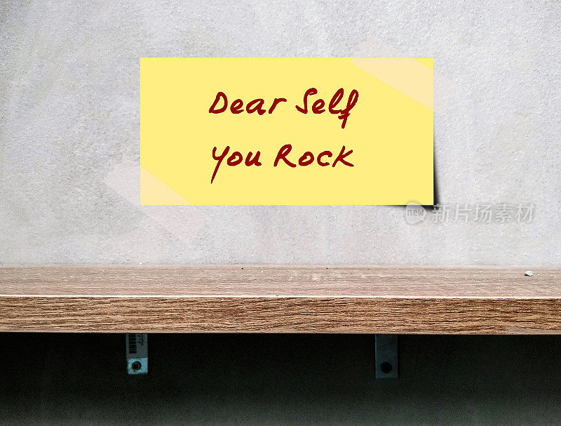 贴在墙上的黄色纸条上写着DEAR SELF YOU ROCK，这是一种美丽的肯定，提醒自己有力量和能力克服困难